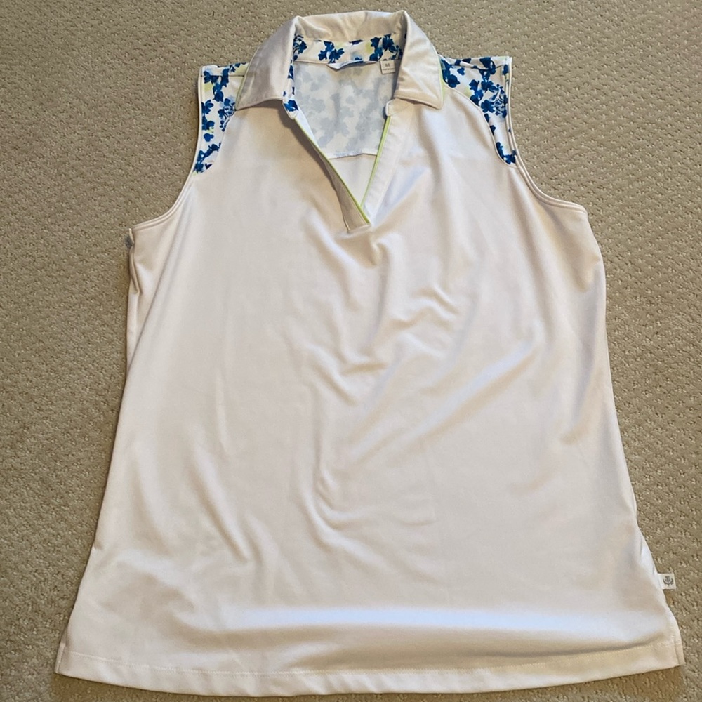 Woman’s golf shirt size M